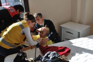 Kolunu bazaya sıkıştırdı