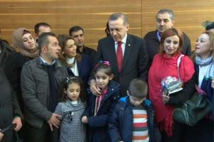 Engelli &ccedil;ocuklara şefkat elini uzattı