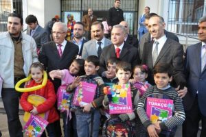 Suriyeli &ouml;ğrencilere kırtasiye yardımı