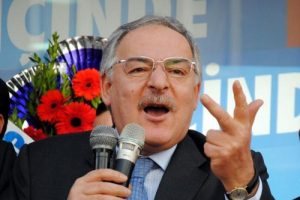 "Başbakan kendi takımının pisliklerini &ouml;rtmekle meşgul"