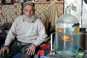Sivil hayattan kopmamak i&ccedil;in kavanozda balık besliyor
