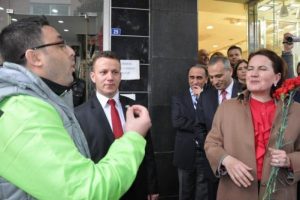 Atanamayan &ouml;ğretmen h&uuml;k&uuml;meti Akşener'e şikayet etti