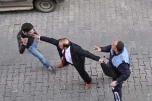 Motosikletine el koyan zabıtaya saldırdı