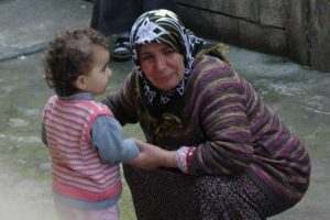 Evi yanan kadın g&ouml;zyaşlarına boğuldu
