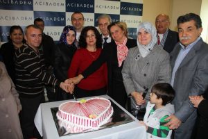 Ger&ccedil;ek aşkın kahramanları pasta kesti