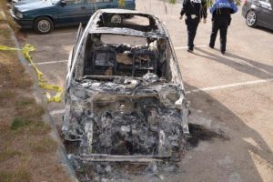 Portakal bah&ccedil;esinde yanmış bir otomobil bulundu