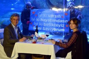 Akvaryum manzaralı yemek