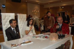Sevgililer g&uuml;n&uuml;nde evlilik c&uuml;zdanlarına kavuştular