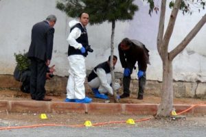 Lisenin bah&ccedil;esine ses bombası atıldı