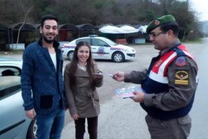 Jandarmadan s&uuml;r&uuml;c&uuml;lere Sevgililer G&uuml;n&uuml;  hediyesi