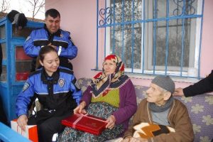 Polisten 73 yıllık sevgililere s&uuml;rpriz