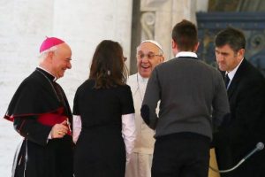 Papa, Sevgililer G&uuml;n&uuml;n&uuml; binlerce nişanlıyla kutladı