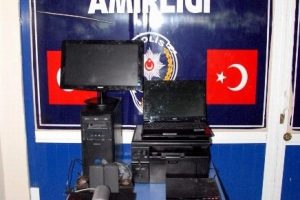 Okuldan &ccedil;aldıkları malzemelerle yakalandılar