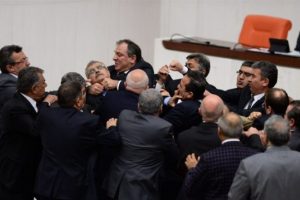 TBMM'de yumruk yumruğa kavga