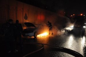 Seyir halindeki otomobil alev alev yandı