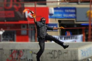 Şırnak'ta g&ouml;stericilerden molotoflu saldırı