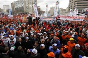 T&uuml;rk-İş'ten Ankara'da miting