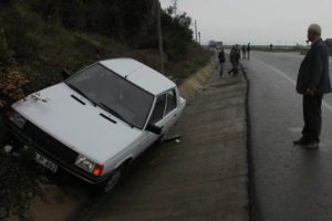 S&uuml;r&uuml;c&uuml; kalp krizi ge&ccedil;irdi, otomobil kanala u&ccedil;tu!