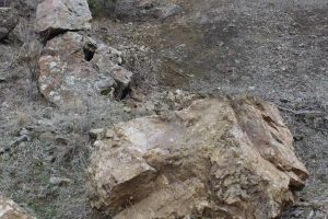 Dağdan kopan kayalar korkuttu
