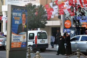 Aday tanıtımlarının yer aldığı bilboardlara saldırı