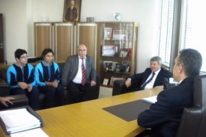 Hayırsever işadamına &ouml;ğrencilerden doğum g&uuml;n&uuml; s&uuml;rprizi