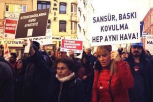 Gazetecilerden 'sans&uuml;re hayır' y&uuml;r&uuml;y&uuml;ş&uuml;