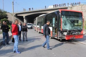 Otob&uuml;sle &ccedil;arpışan motosikletli &ouml;ld&uuml;