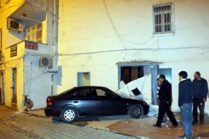 Alkoll&uuml; s&uuml;r&uuml;c&uuml; evin duvarına &ccedil;arptı