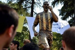 Alex'in heykelinin yanına komşu geliyor