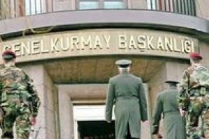 Orgeneral &Ouml;zel astsubayları kabul etti