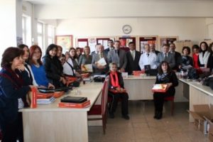 Mudanya'da &ouml;ğretmenler tabletlere kavuştu