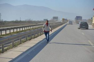 Kamyonun altında 20 metre s&uuml;r&uuml;klendi