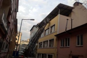 &Ccedil;atıya &ccedil;ıkan inat&ccedil;ı kedi, itfaiyecilere zor anlar yaşattı
