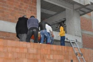 Tuğla asans&ouml;r&uuml;n&uuml;n halatı kopunca ağır yaralandı