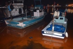Ak&ccedil;akoca sahili de kızıllaştı