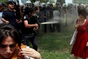 Kırmızılı Kadın'a gaz sıkan polis kim?