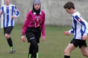 Baş&ouml;rt&uuml;l&uuml; hakem İtalya'da tarihe ge&ccedil;ti