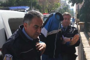 Bakın yastık kılıfını neden &ccedil;almış !