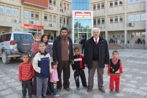 Bursa'ya gelen Suriyeli aileye k&ouml;yl&uuml;ler sahip &ccedil;ıktı