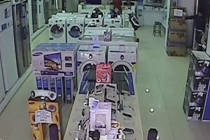 &Ouml;nce kameraya ardından vatandaşa yakalandılar