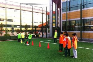 &Ouml;ğrencilere psikolojik testli futbol dersi