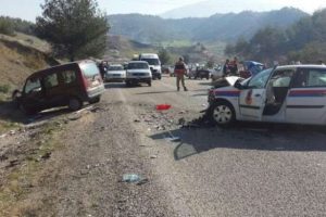 Jandarma ekipleri kaza yaptı: 3 yaralı