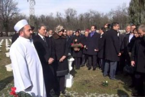 T&uuml;rk şehitliğini ziyaret etti