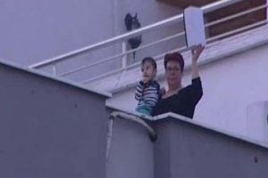 Başbakan'a ayakkabı kutusu g&ouml;steren kadına dava yok
