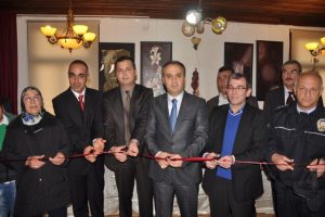 Polisten "hassas dokunuşlar" sergisi