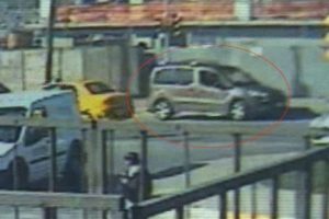 Kural tanımaz s&uuml;r&uuml;c&uuml; motosiklete b&ouml;yle &ccedil;arptı