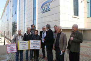 Emeklilerden SGK &ouml;n&uuml;nde 'soyuluyoruz' eylemi