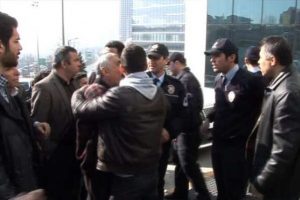 Artan hırsızlık olayları yol kapattırdı