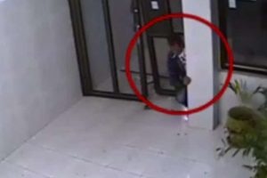 A&ccedil;amadığı kapıyı yerinden s&ouml;kt&uuml;