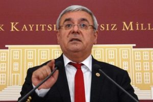 "Kahrolsun T&uuml;rk&ccedil;&uuml;l&uuml;k, kahrolsun K&uuml;rt&ccedil;&uuml;l&uuml;k"
